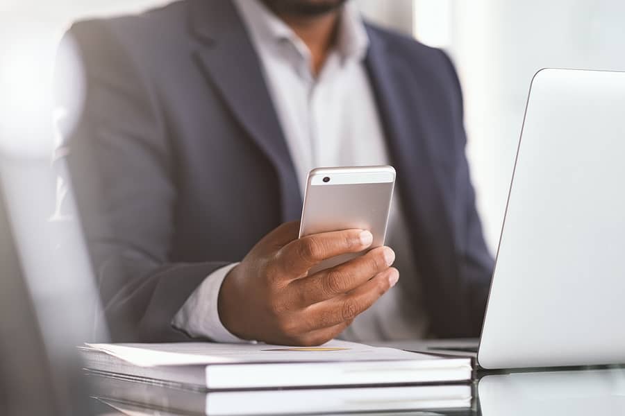 Geschäftsmann mit Handy
